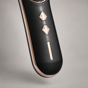 Detail of the scalp comb handle with two diamond-shaped controls and indicator
